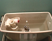VIDEO REGLAGE DU FLOTTEUR Quand l'eau s'écoule continuellement dans la cuvette des WC ou que la quantité d'eau du réservoir est insuffisante, c'est que votre flotteur est peut-être déréglé. Durée : 2'18